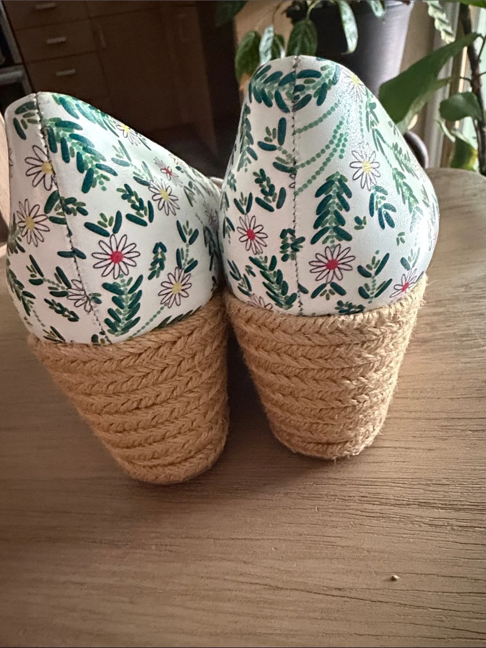 Jack Rogers White Floral Peep-Toe Espadrille Wedges size 8.5
